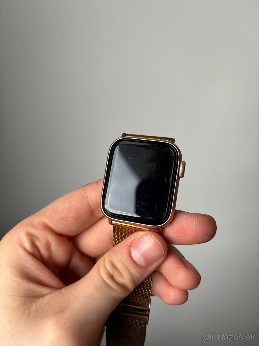 Predám Apple Watch SE, 40mm - 4