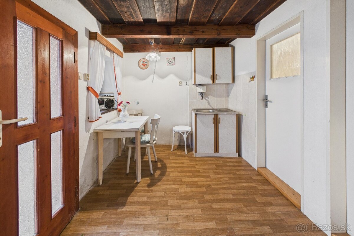 Vidiecky 3-izbový rodinný dom s letnou kuchyňou a dielňami – - 4