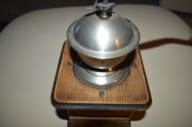 predam starozitny mlyncek na kavu - 4