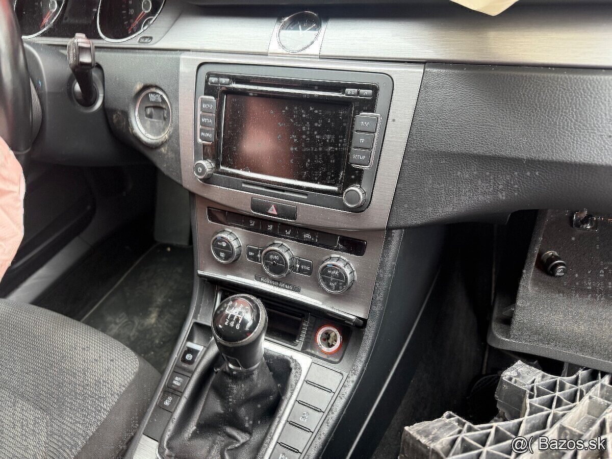 Rozpredam VW Passat B7 Combi 2.0 TDI CFF 4motion - 4