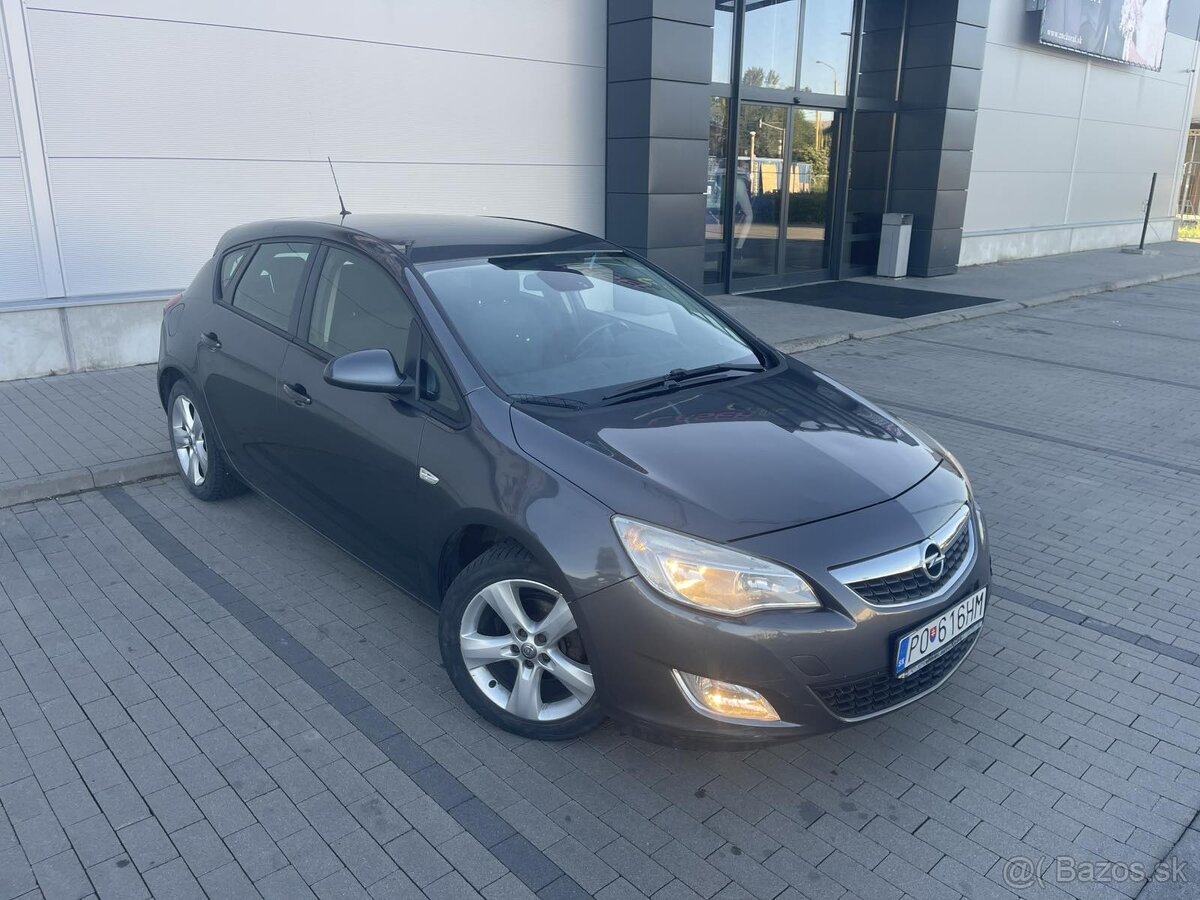 Opel Astra J 1,6 benzín - 4