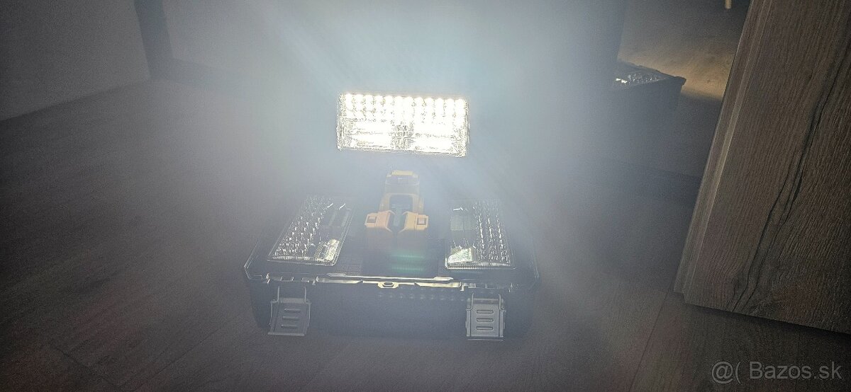 Led svetlo na batérie Dewalt (bez kufríka) - 4
