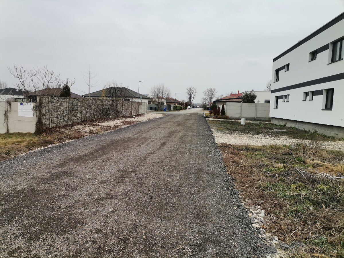 Predám stavebný pozemok - znížená cena - 4