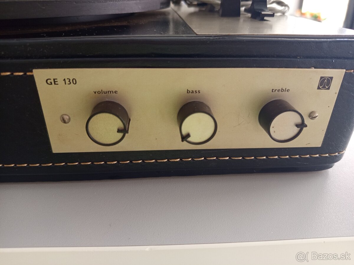 Starý gramofón a platne - 4