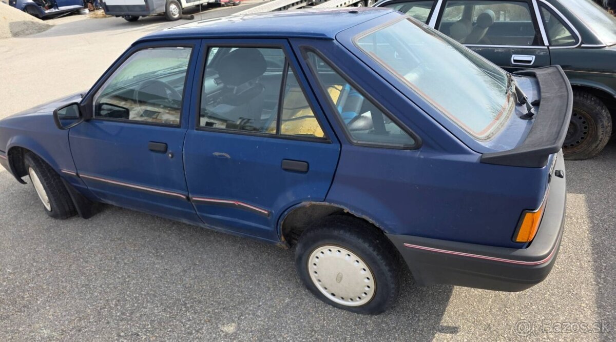 Ford Escort 1.3 rok 1986 - 4