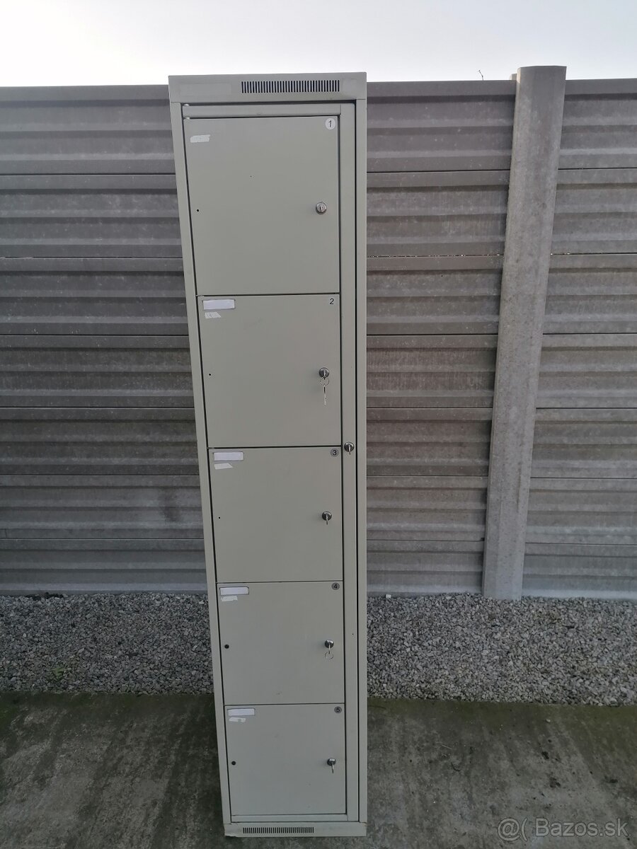 Uzamykatelná skrinka do dielne 10 alebo 5 policova - 4