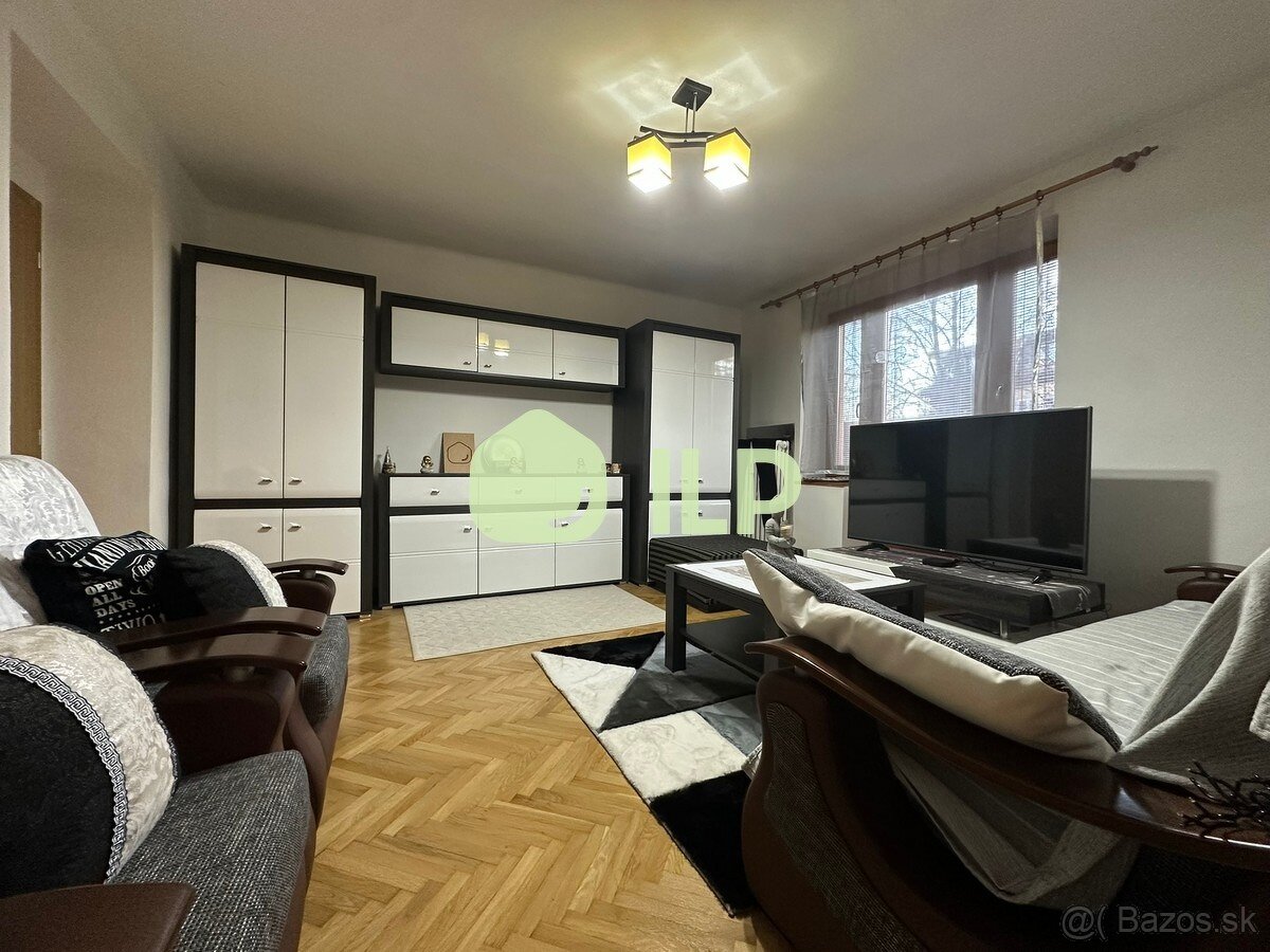 VÄČŠÍ 2-izbový byt s balkónom na predaj v centre SNV - 4