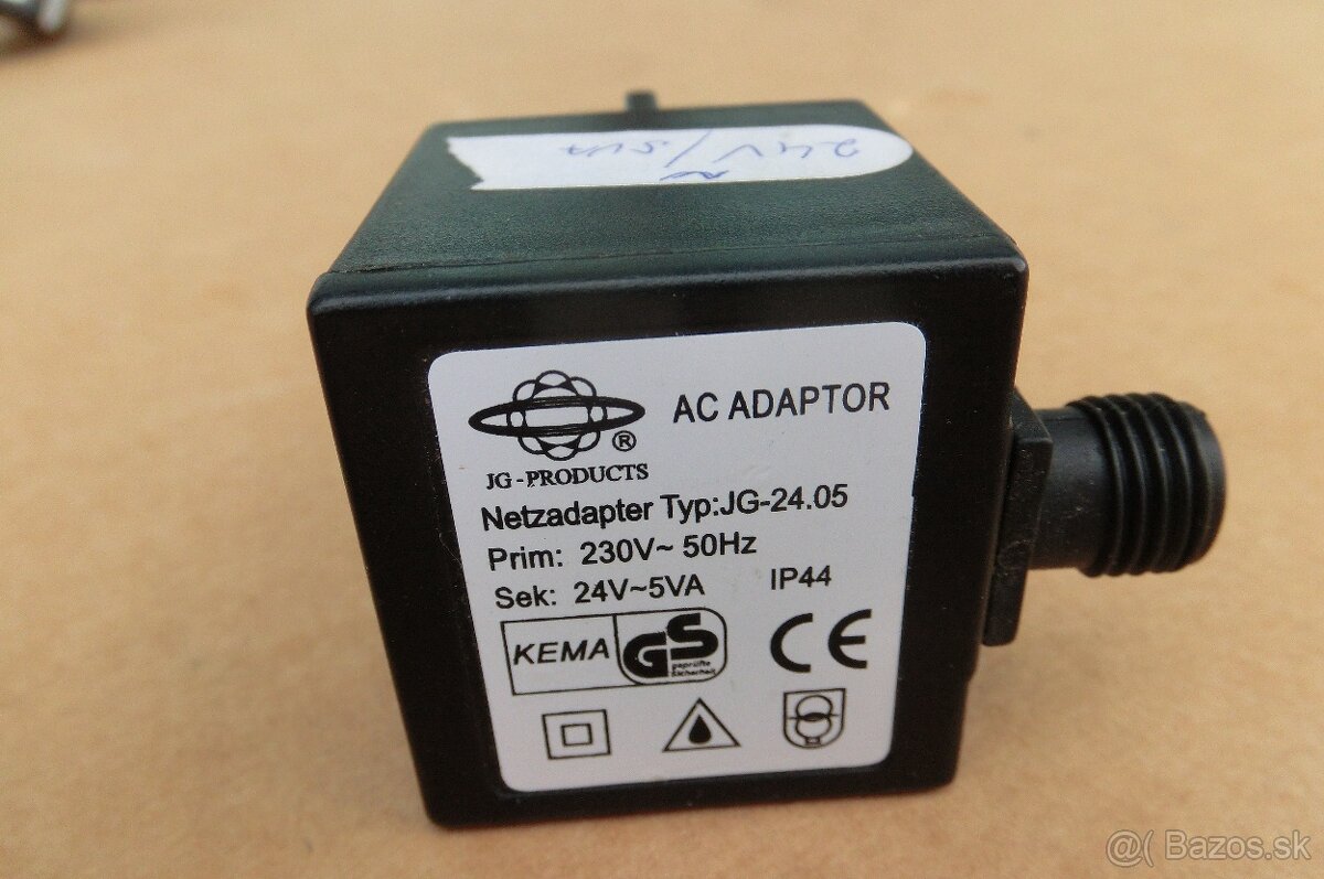 Adaptéry a zdroje . - 4