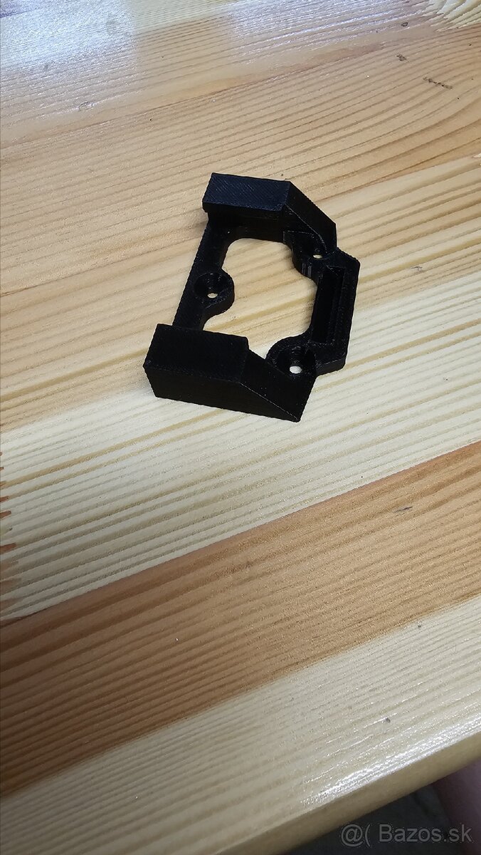 Držiak na stenu pre batérie Parkside 20V – pevný ABS plast - 4