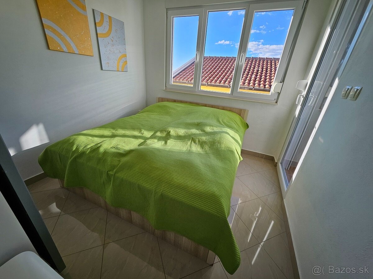 Chorvátsko, pekný 1 izbový apartmán s parkingom na VIRe. - 4