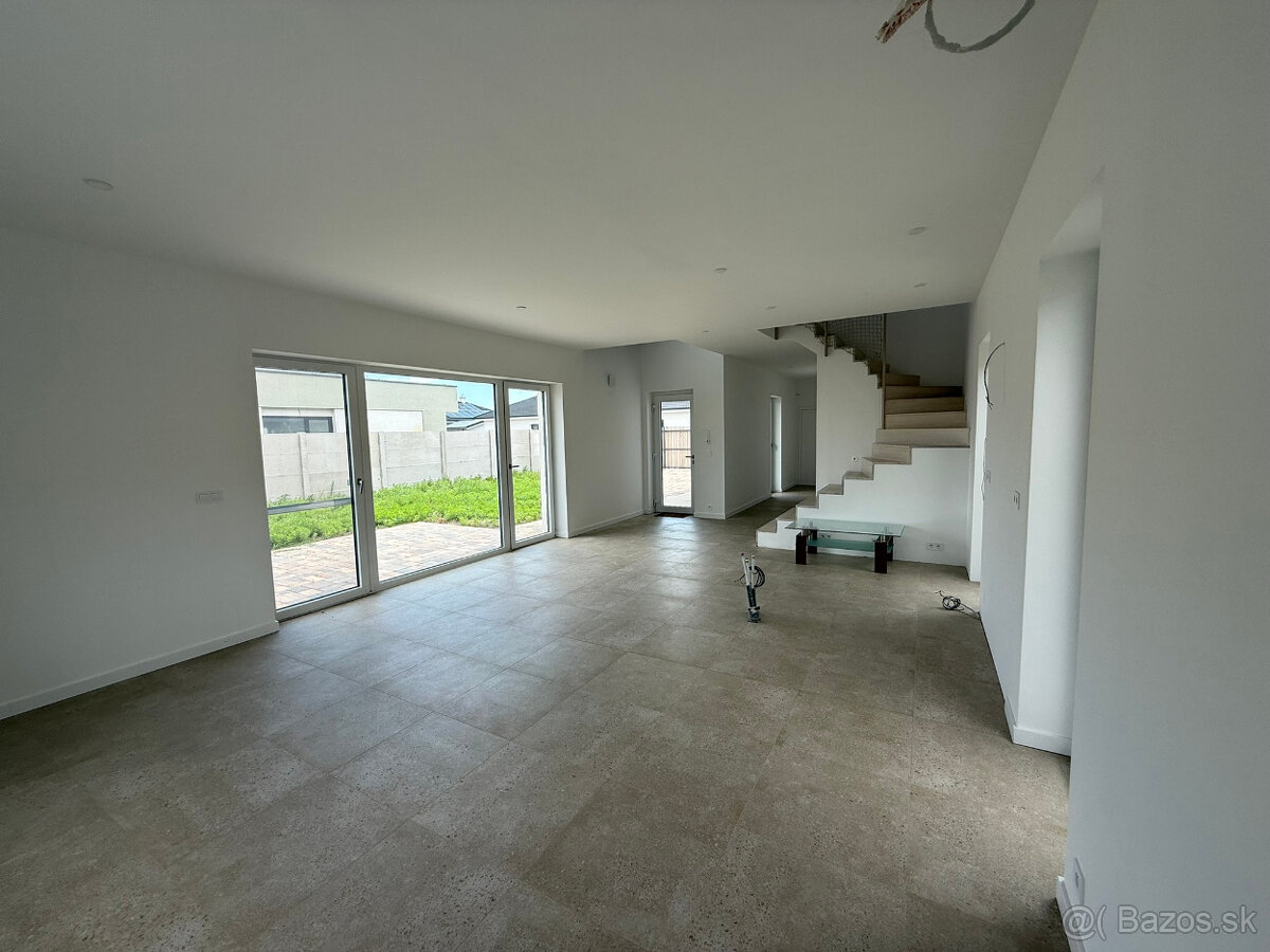 Na predaj 4-izbový dom / poschodový / vo vybavení ŠTANDARD - 4