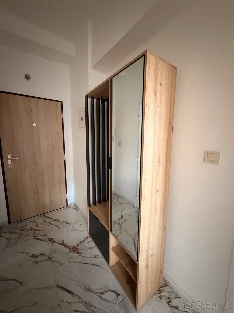 Predsieňová stena - 4