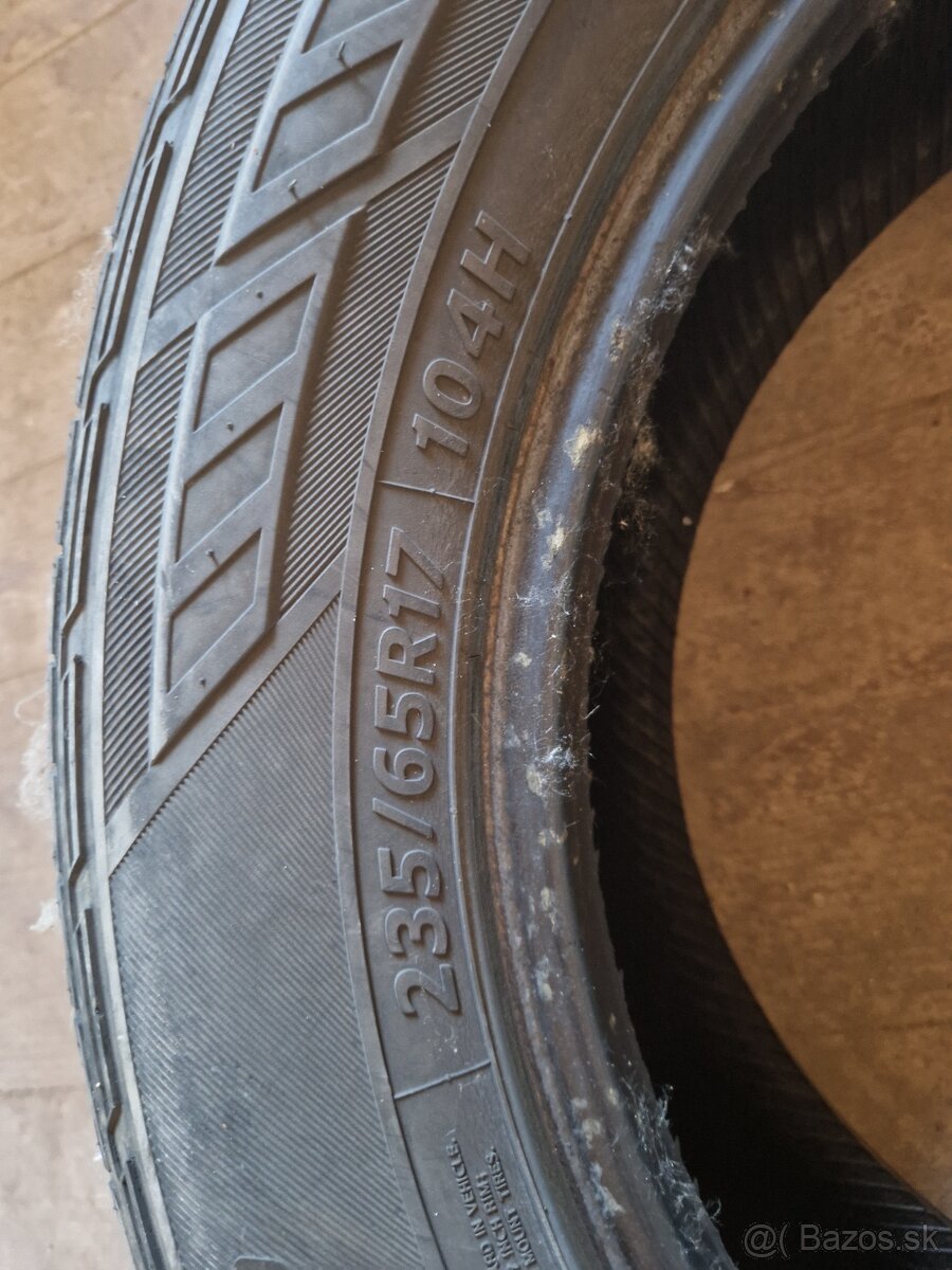 Hankook 235/65R17 - 4