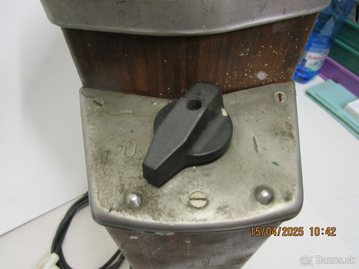 PREDAM RETRO OBCHODNY KAVOVY MLYNCEK r.v.1977 - 4