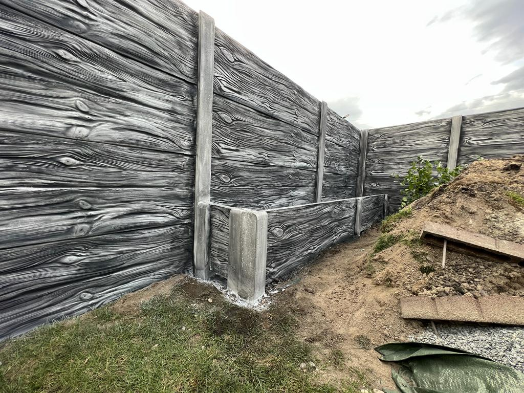 vyvysene ZAHONY, kvetinace a betonove stlpiky - 4