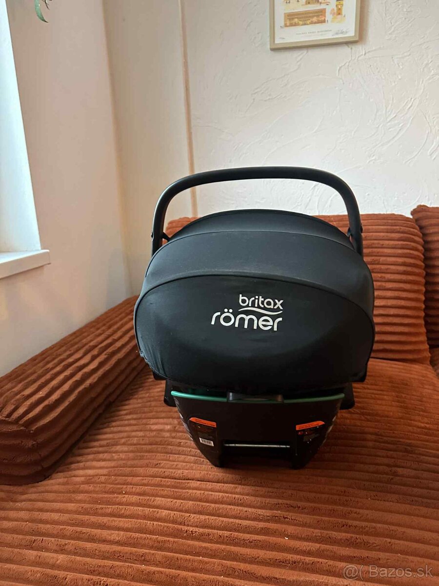 Britax Römer Baby-Safe 2 i-Size so základňou - 4