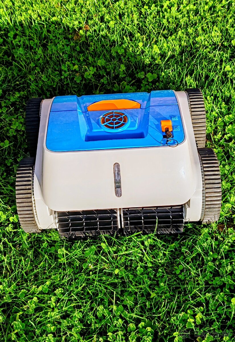 Plne robotický bazénový vysávač - 4