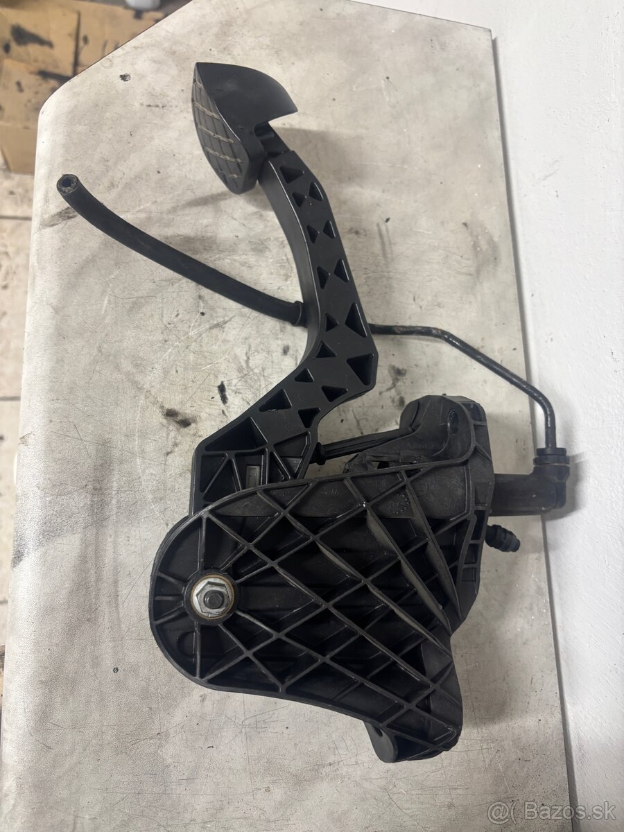 Rozpredaj veci z passatu B6 - 4