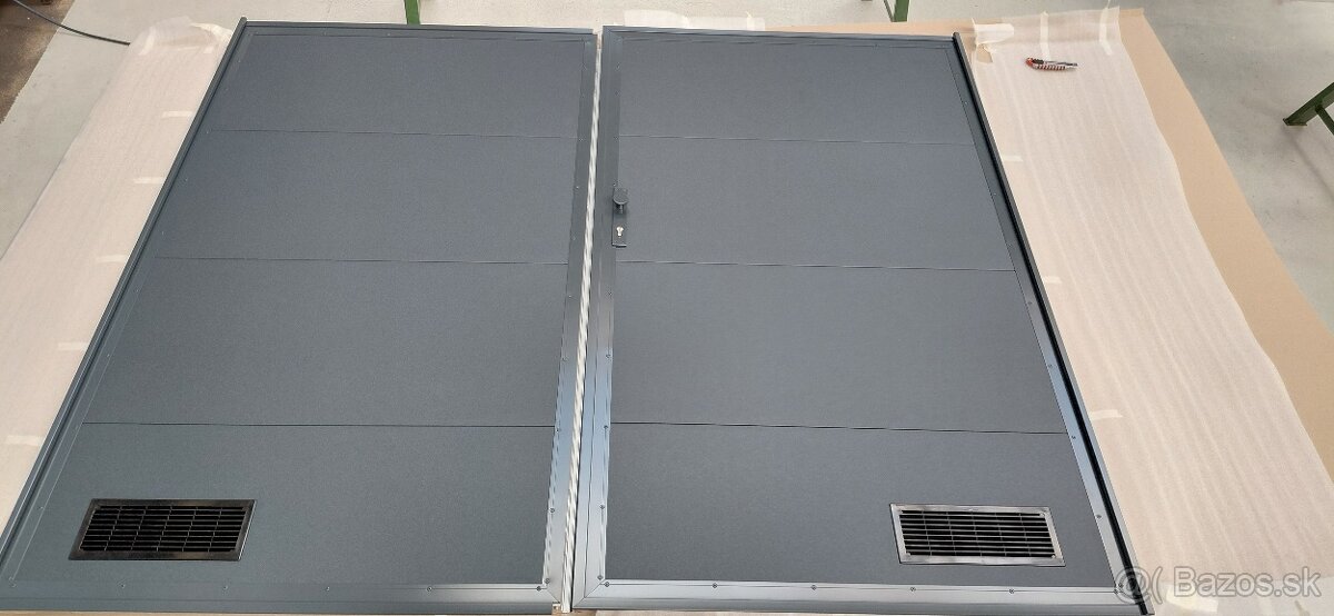 Dvojkrídlová garážová brána - 4