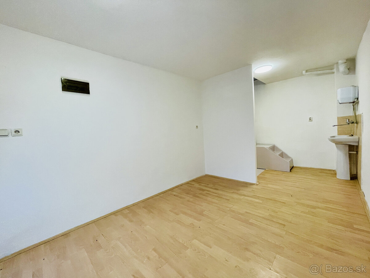 Viacúčelová budova v severnej časti mesta. - 4