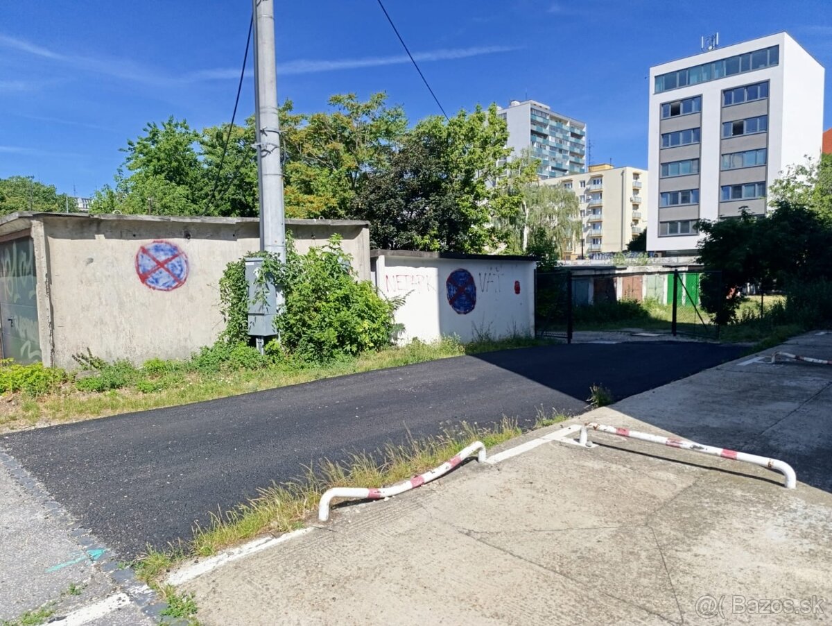 Predam garaz na Kocelovej ulici, - 4