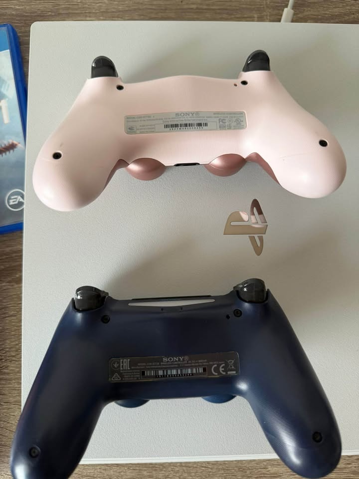 Playstation 4 Pro White - 4