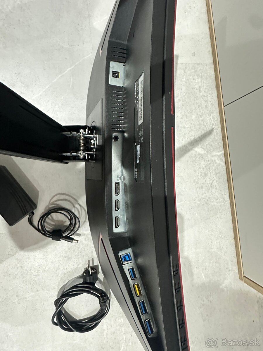 Zaoblený špičkový hráčsky monitor AOC Q27G2U/BK 27" - 4