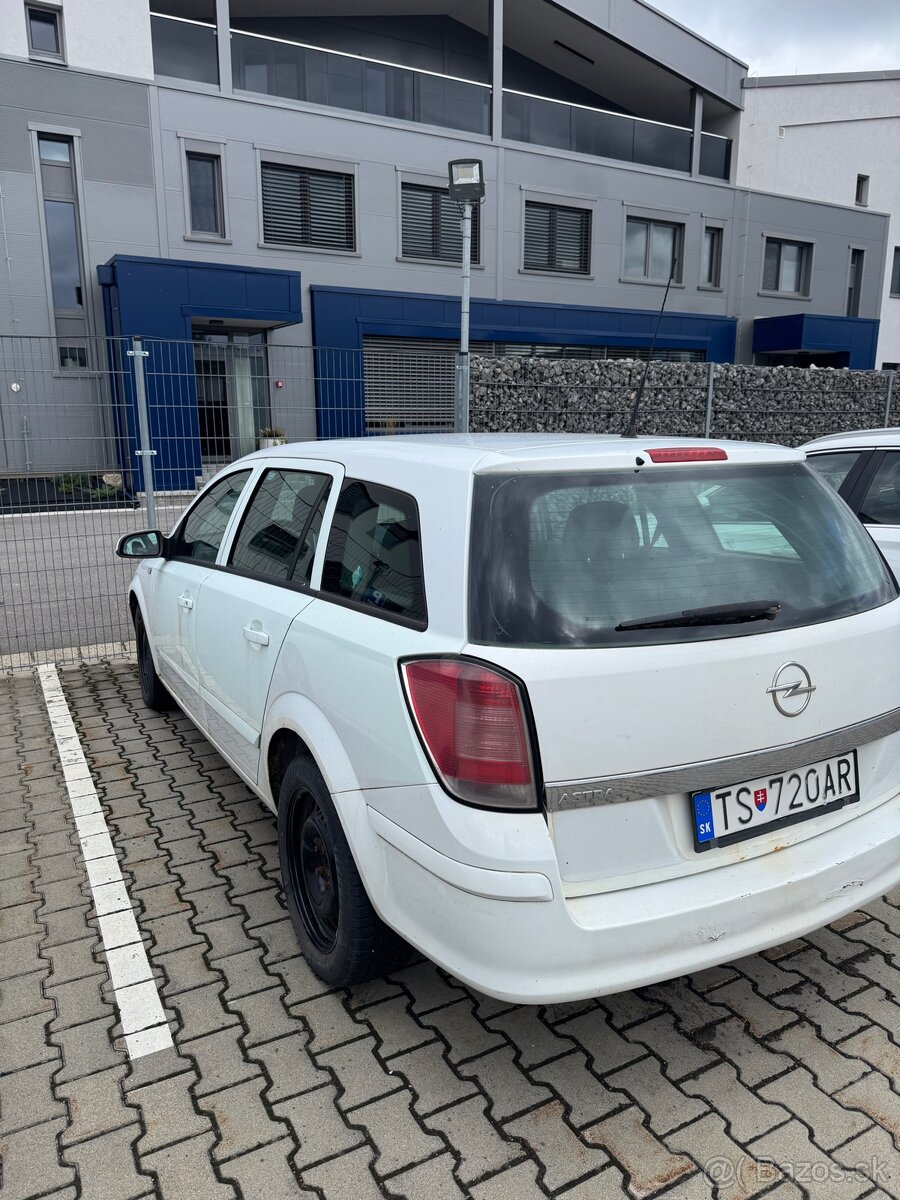 Opel Astra combi 2005 biela - 4