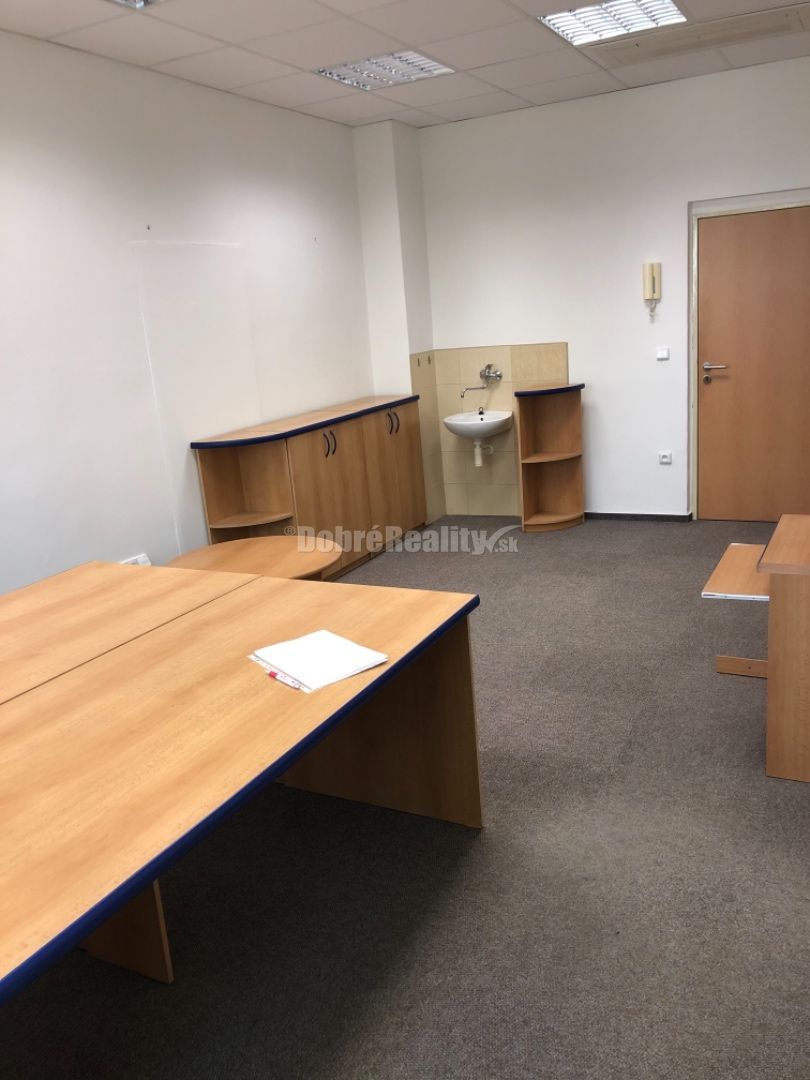 Na prenajom lacná priestranna kancelária na Dlhej ulici. - 4