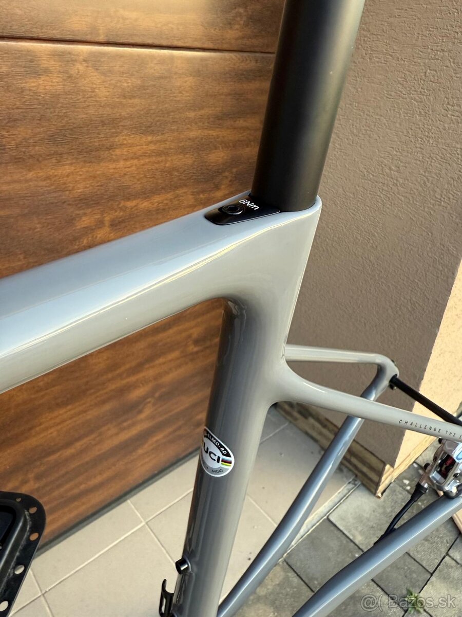 Predam novy ram Isaac Element Granite Grey 2025 - 4