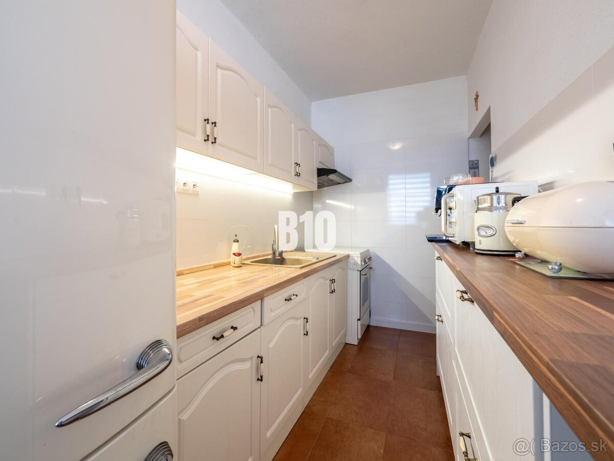 REZERVOVANÉ 2 a pol izbový byt s loggiou - zariadený - 61 m2 - 4