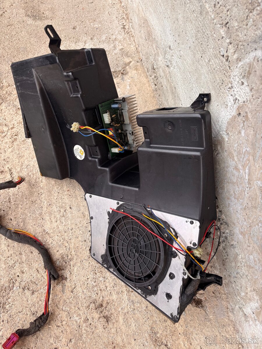 Subwoofer z Audi A4 B5 - 4