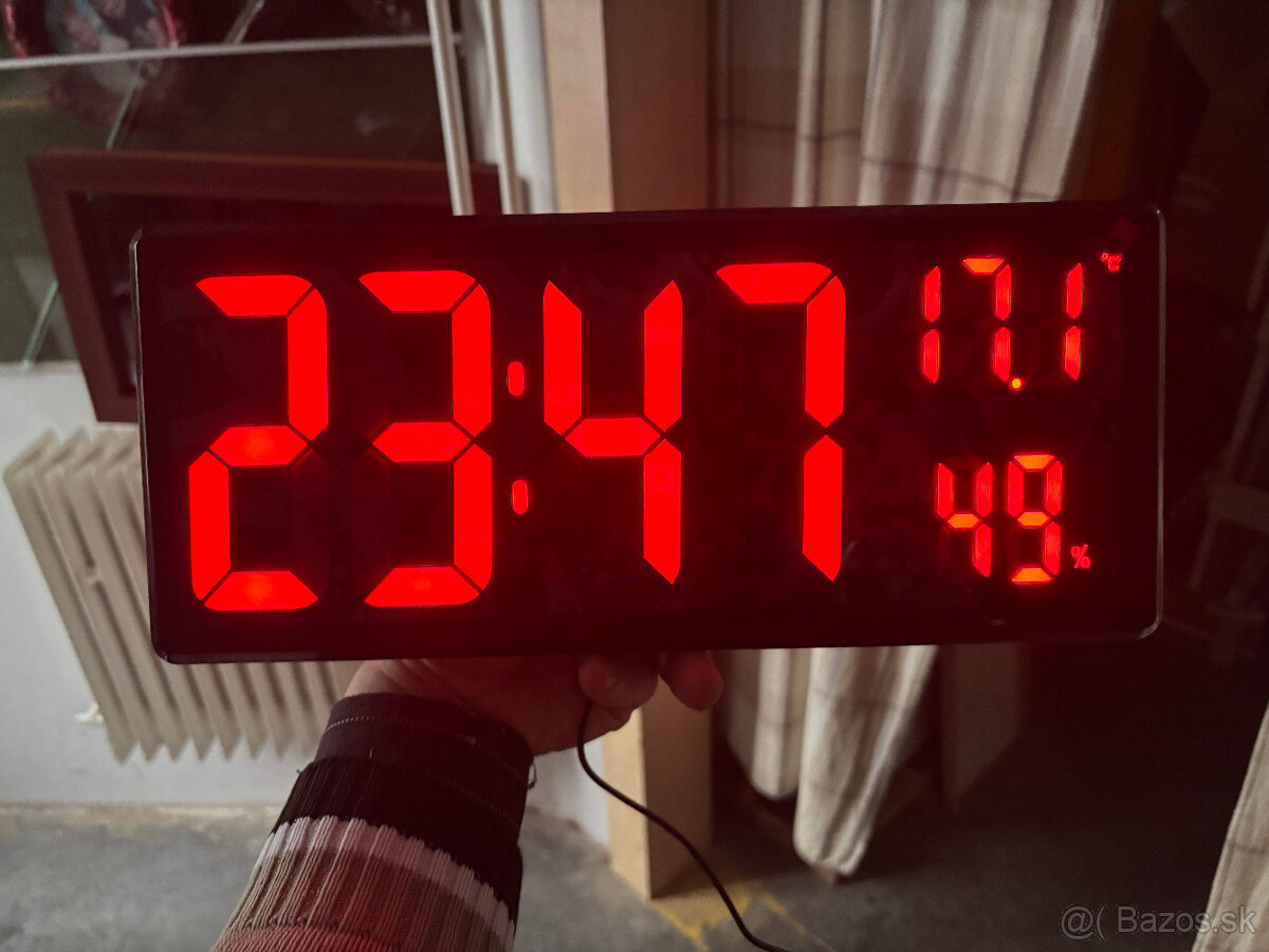 Digitálne nástenné hodiny s LED diódami - 4