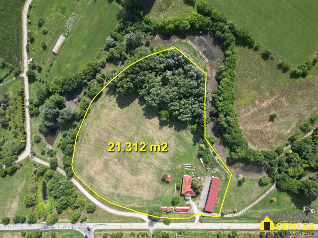 NA PREDAJ RODINNÝ DOM S VEDĽAJŠÍMI PRIESTORMI NA 2 HEKTÁROVO - 4