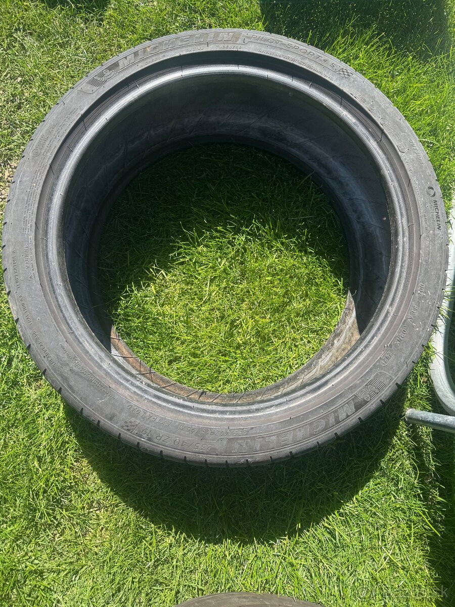 235/40 R19 letne pneu - 4