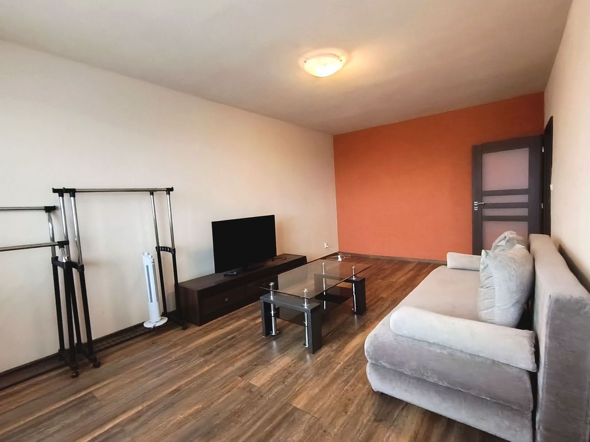 Na predaj priestranný a slnečný 2,5-izbový byt na Novohradsk - 4