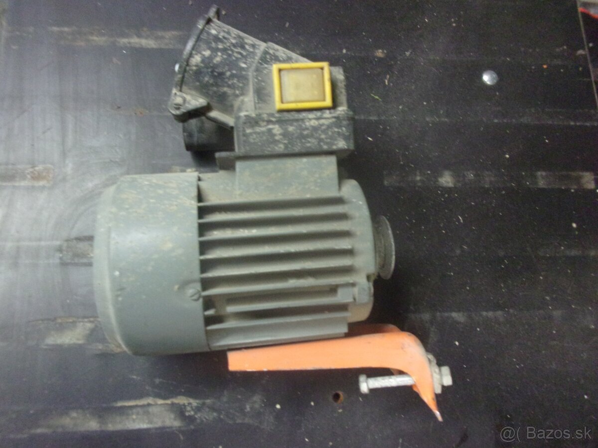 ELEKTROMOTOR Z MÍCHAČKY NA 220 V - 4
