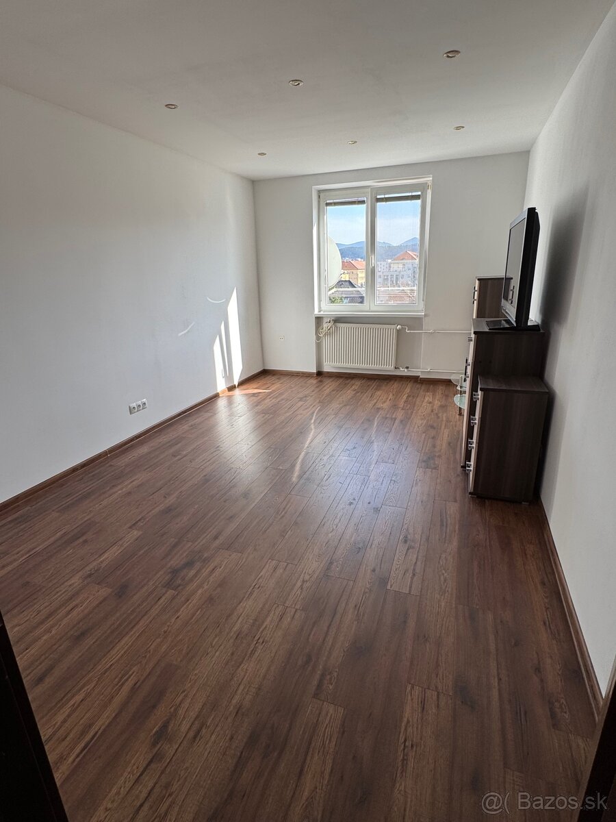 Prenájom 1 izb. byt Sihoť 1 - 4