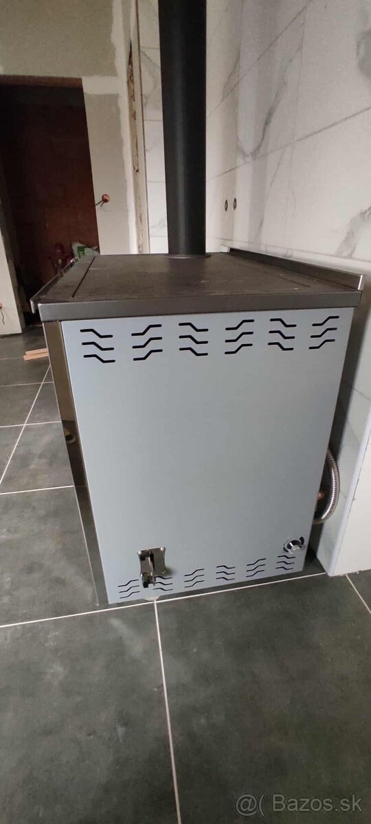 Predám takmer nový teplovodný sporák na tuhé palivo STAR 2 L - 4