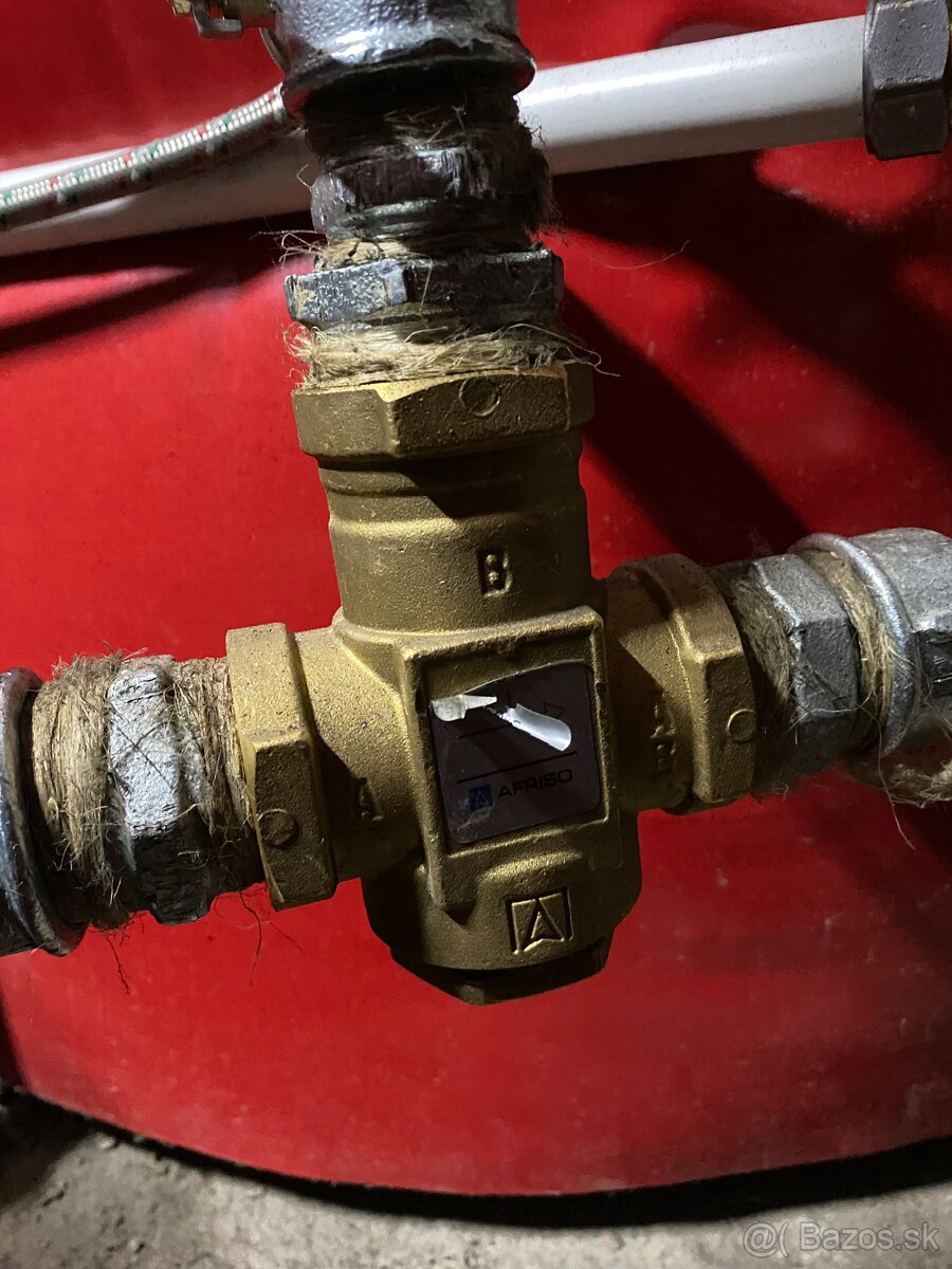 Predám akumulačnú nádrž 1000l - 4