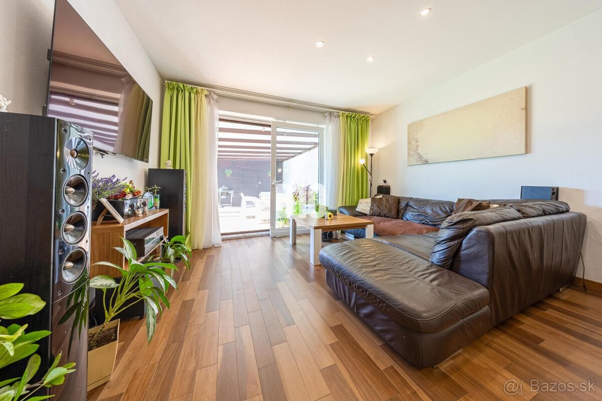 ÚTULNÝ 4 IZBOVÝ RODINNÝ DVOJDOM S BAZÉNOM A TERASOU - 4