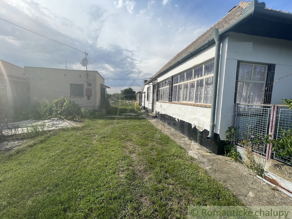 Trojizbový rodinný dom s veľkým pozemkom v Mojmírovciach – - 4