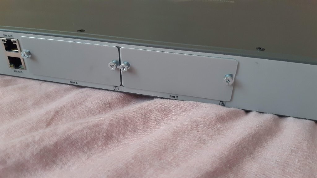 Predám HP ProCurve Secure Router 7102dl. - 4