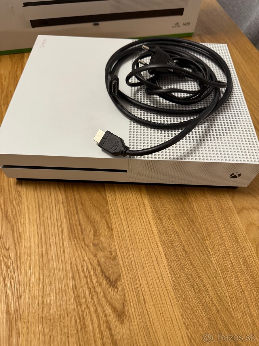 Xbox One S 1TB s 2 ovládačmi a nabíjacou stanicou - 4