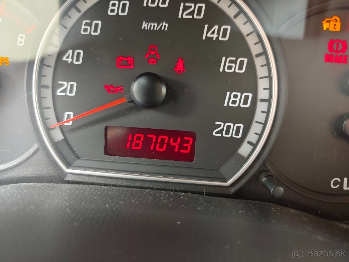 Predám SUZUKI SWIFT - 4