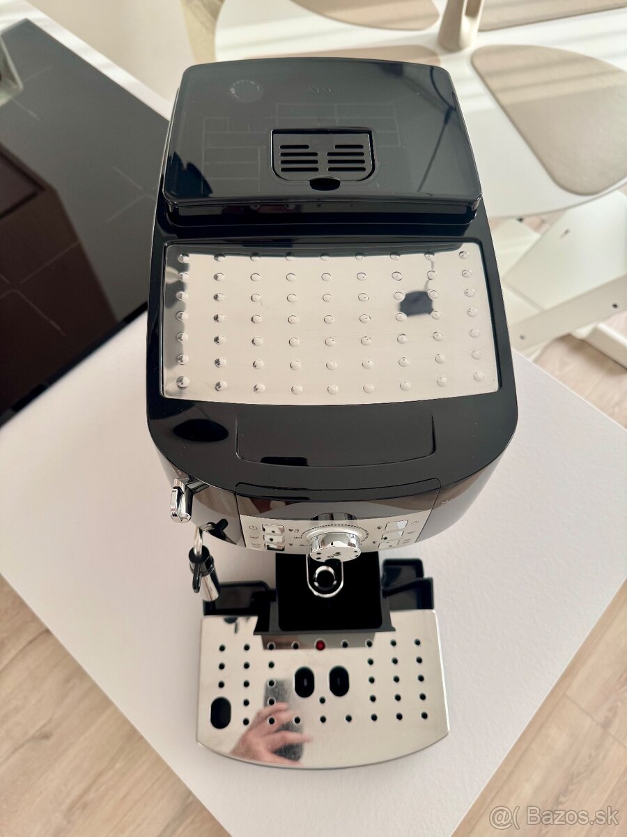 Predám kávovar DeLonghi Magnifica S ECAM 22.112.B - 4
