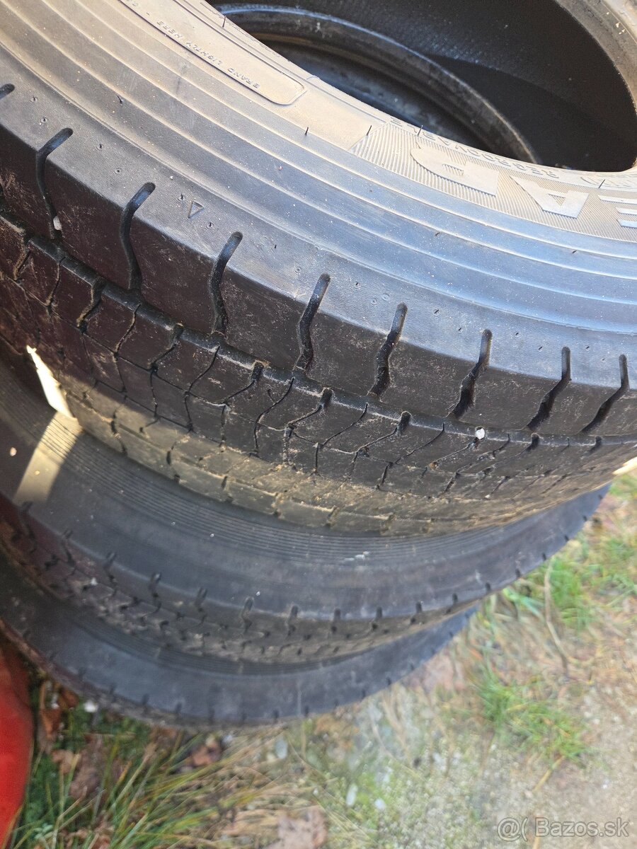 Pneu 285/70 R 19.5 - 4