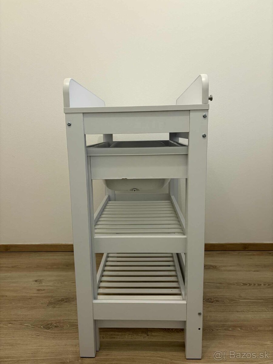 Prebaľovací pult s vanickou+policky - 4