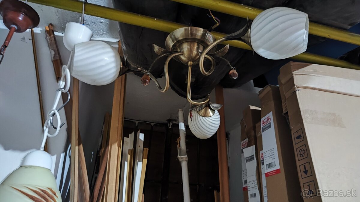 Umývadlo a stropné svetlá - 4