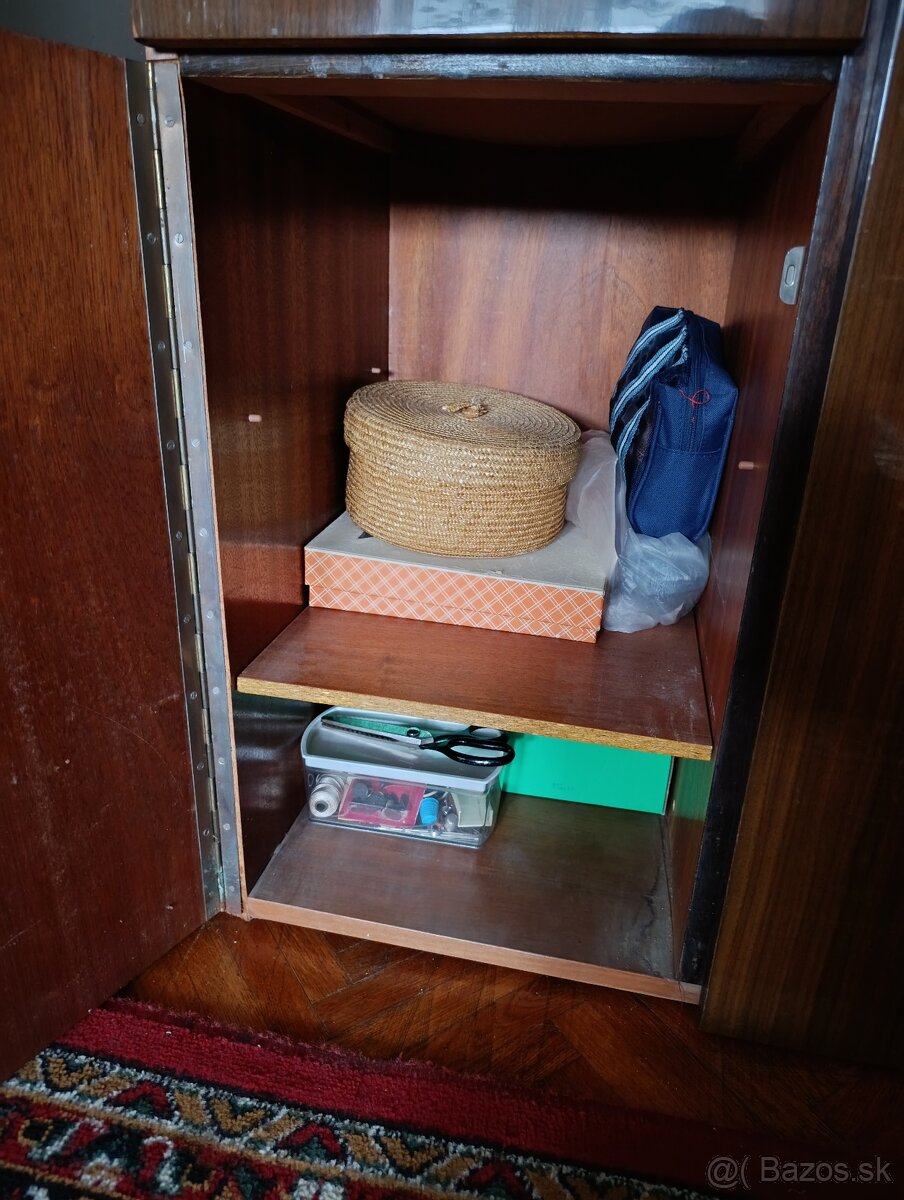 Šijací stroj so skrinou a príslušenstvom - 4